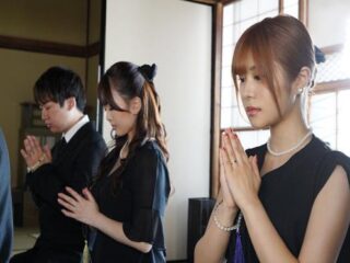 Cha vừa mất con trai liền biến mẹ kế thành vợ