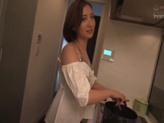 Chiếc lưỡi ma thuật của cô chị dâu xinh đẹp